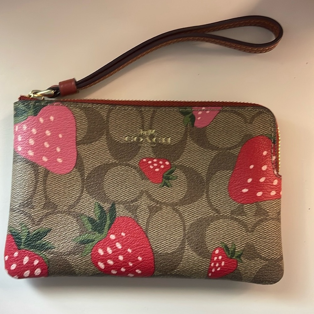 COACH. STRAWBERRY WALLET